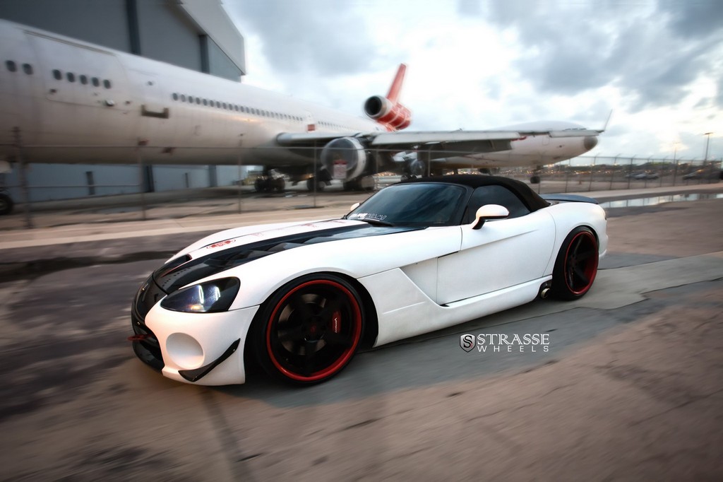 Dodge Viper SRT10 aangekleed met S5 velgen van Strasse Wheels
