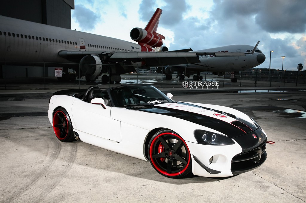Dodge Viper SRT10 aangekleed met S5 velgen van Strasse Wheels