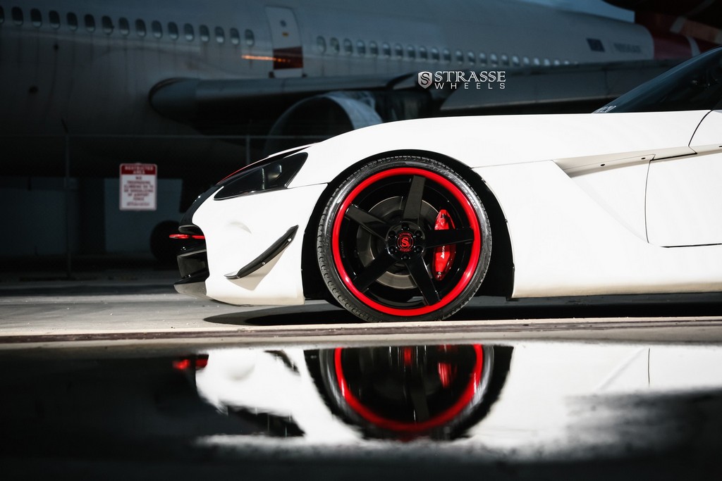 Dodge Viper SRT10 aangekleed met S5 velgen van Strasse Wheels