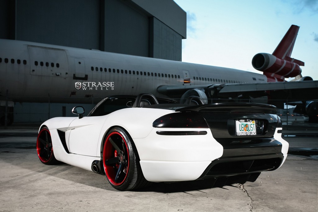 Dodge Viper SRT10 aangekleed met S5 velgen van Strasse Wheels