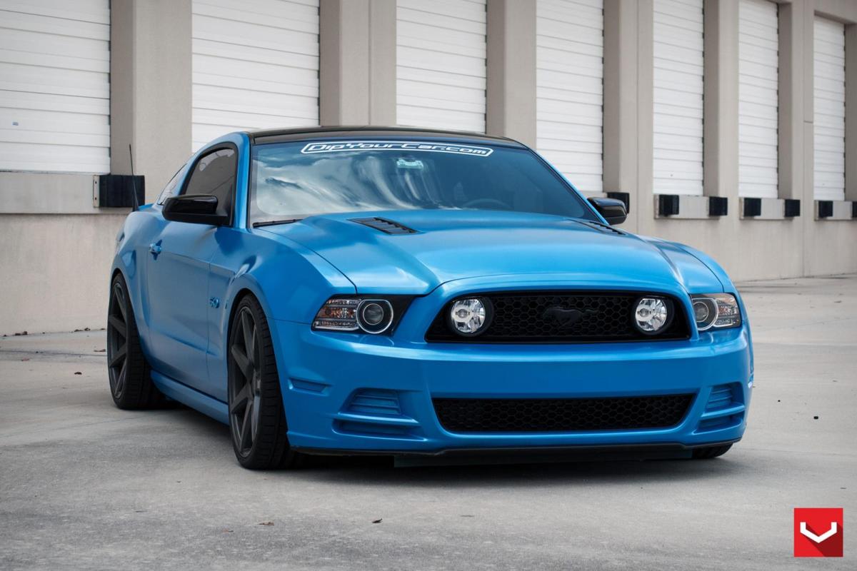 Ford Mustang aangekleed met velgen van Vossen