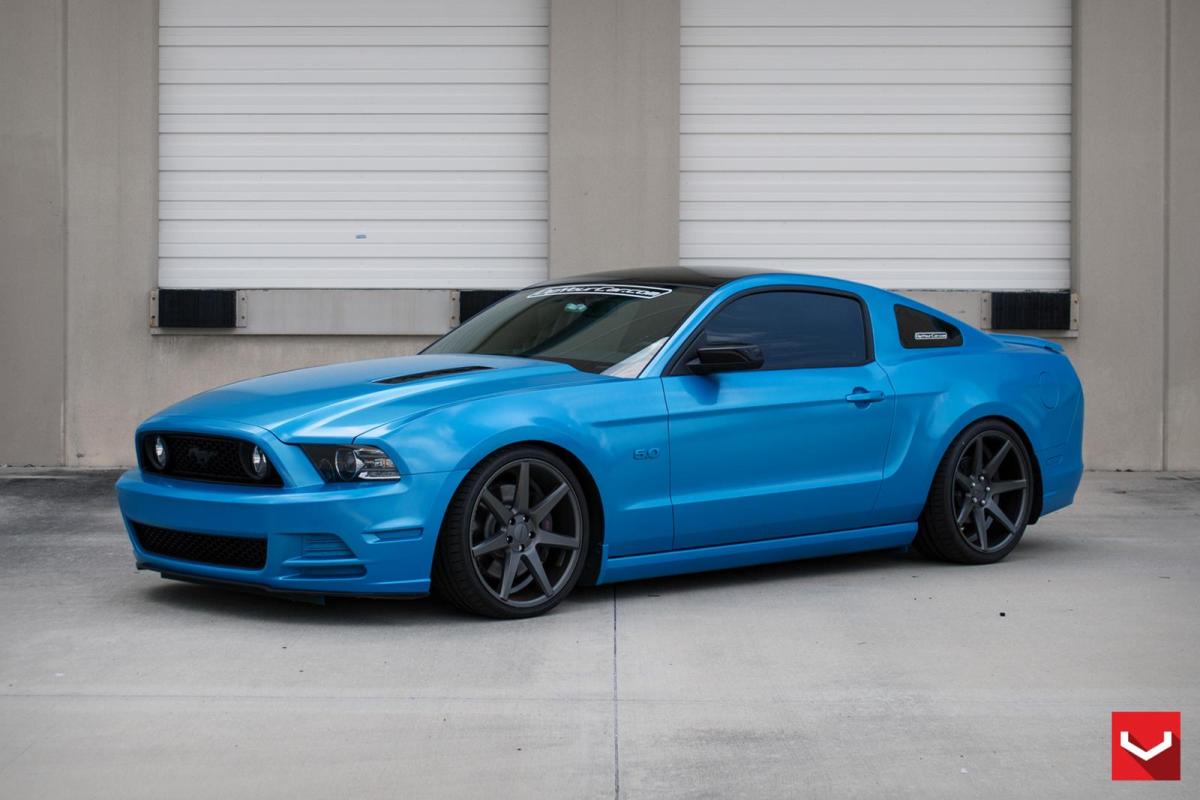 Ford Mustang aangekleed met velgen van Vossen