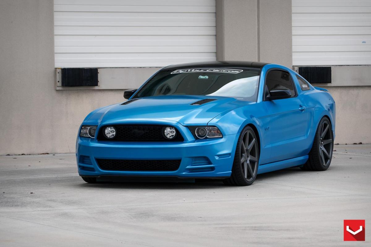 Ford Mustang aangekleed met velgen van Vossen
