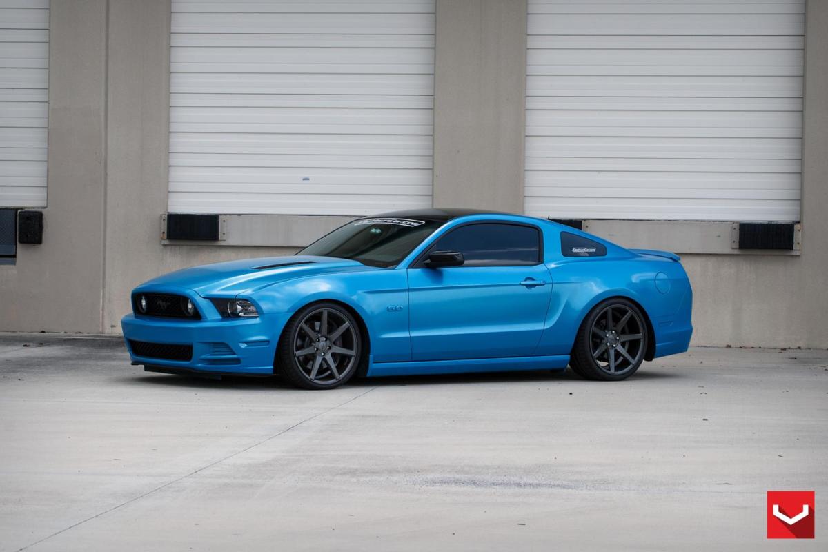 Ford Mustang aangekleed met velgen van Vossen