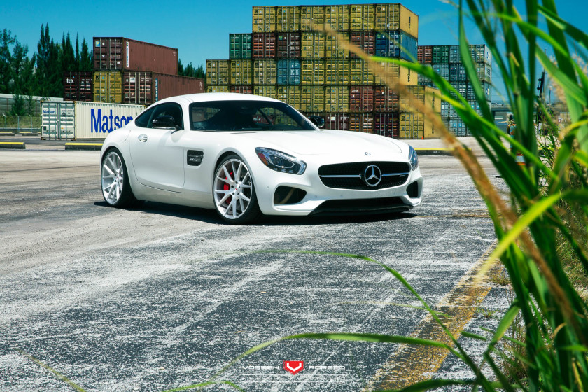 Maagdelijk witte Mercedes-AMG GT S met velgen van Vossen