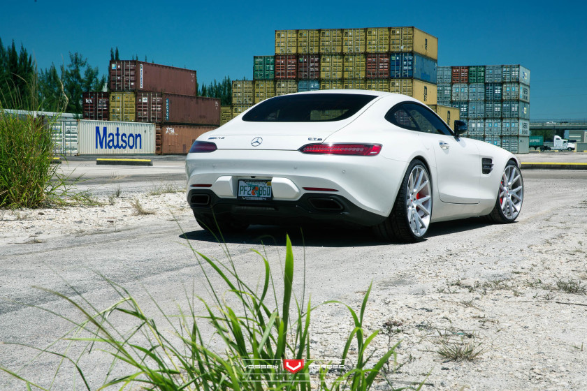 Maagdelijk witte Mercedes-AMG GT S met velgen van Vossen