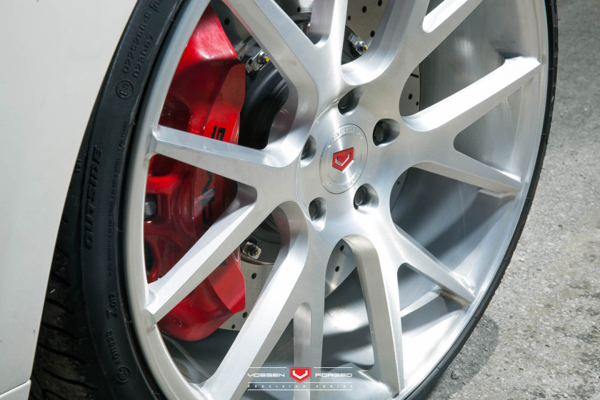 Maagdelijk witte Mercedes-AMG GT S met velgen van Vossen