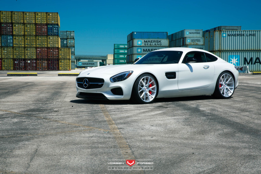 Maagdelijk witte Mercedes-AMG GT S met velgen van Vossen