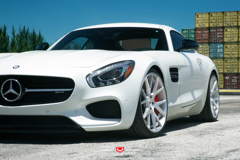 Maagdelijk witte Mercedes-AMG GT S met velgen van Vossen