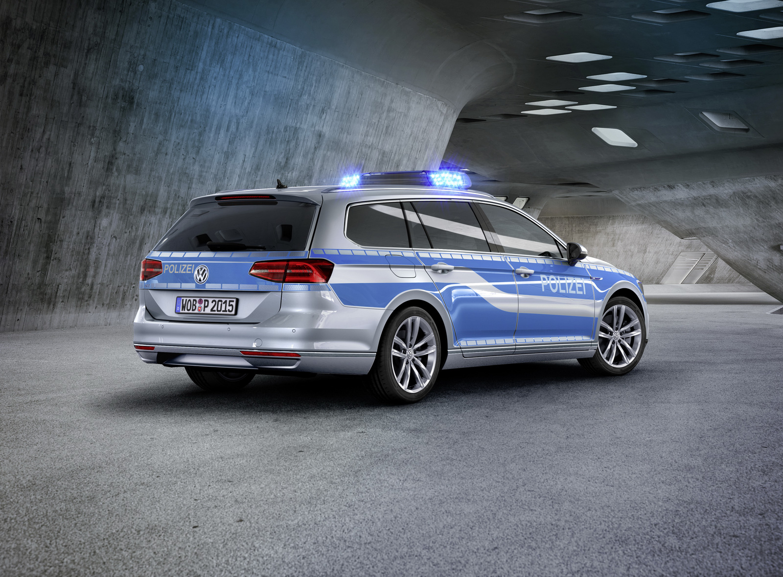 Volkswagen presenteert Passat GTE in Polizei-outfit