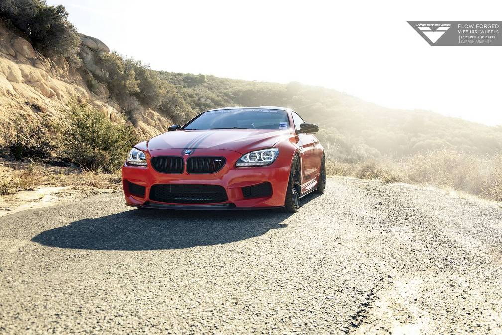 Rode BMW M6 staat beeldig met Vorsteiner velgen